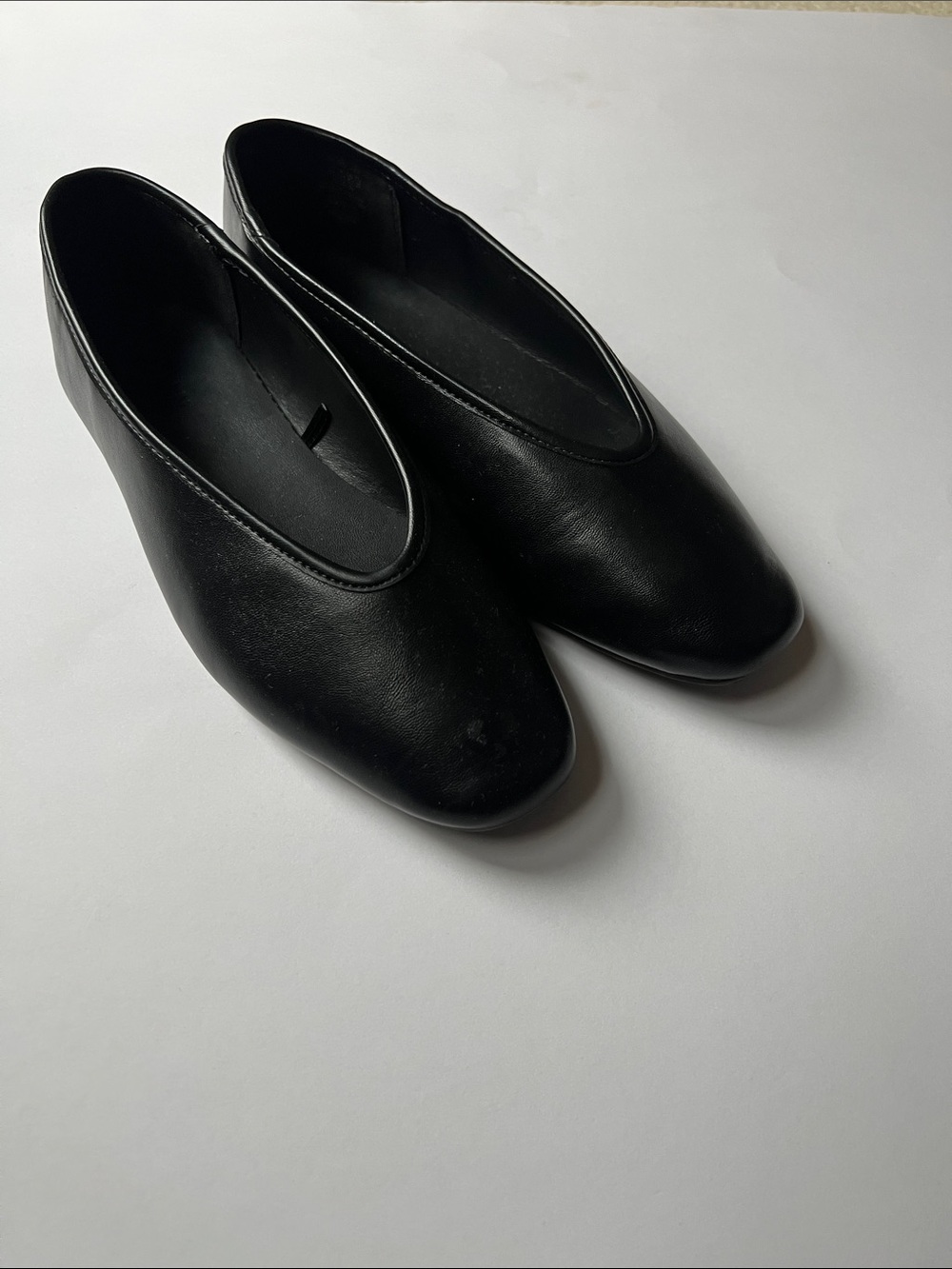 Old Navy faux leather v-cut ballet flats, size 7.5